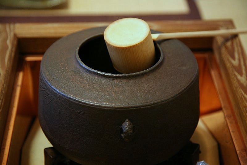 http://japan-web-magazine.com/images/japanese-tea/japan-japanese-tea-ceremony1.jpg