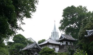 寺院と教会が見える風景