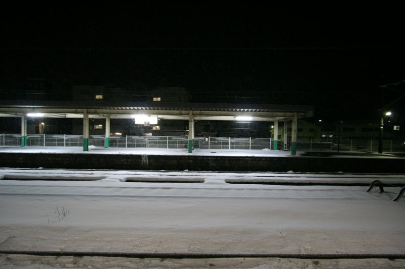 夜の加茂駅ホーム