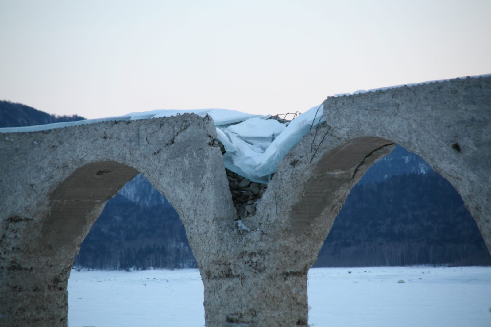 幾度も凍結を繰り返し、少しずつ崩壊していくタウシュベツ川橋梁