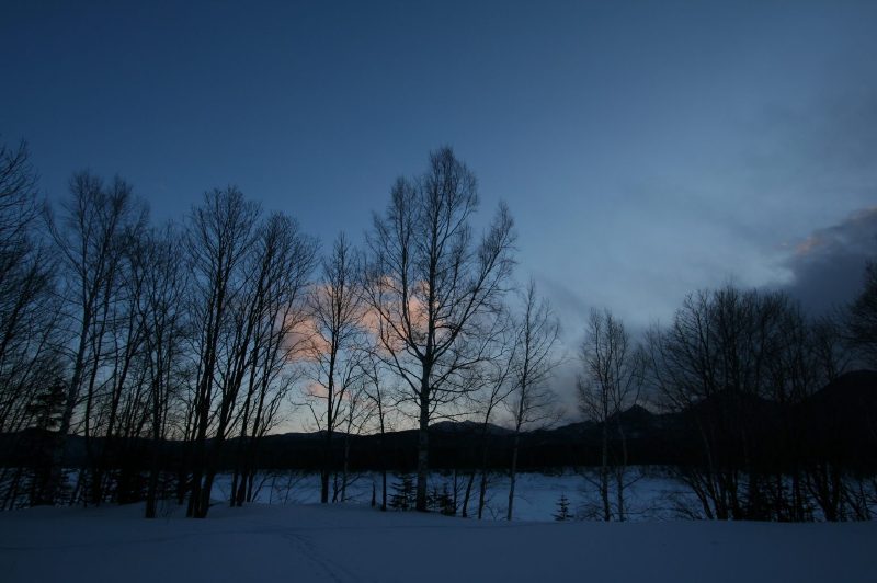 真冬の夕暮れの糠平湖畔の風景