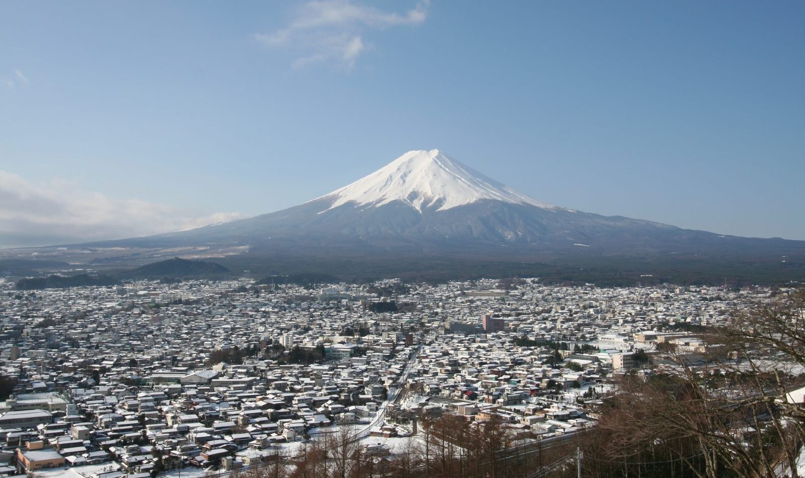 富士山と雪の富士吉田市