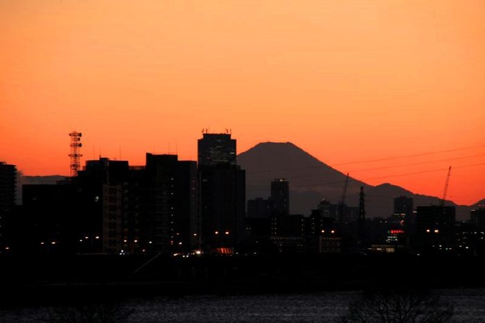 荒川の土手から見る富士山