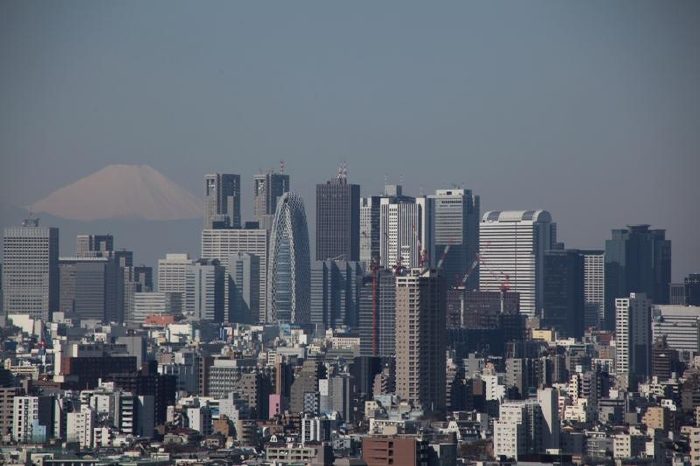新宿の高層ビル群と富士山
