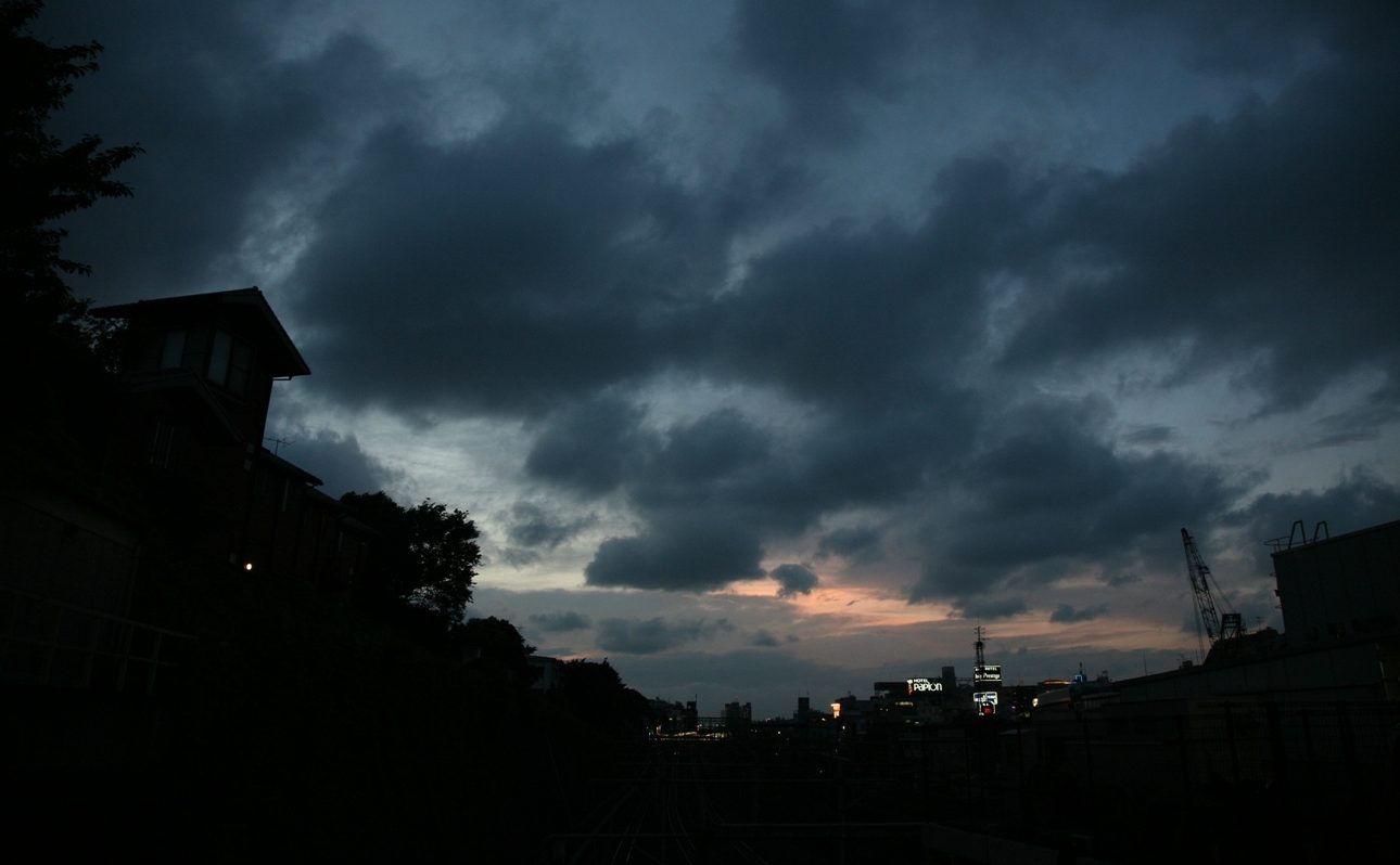 日本の夕方 跨線橋から