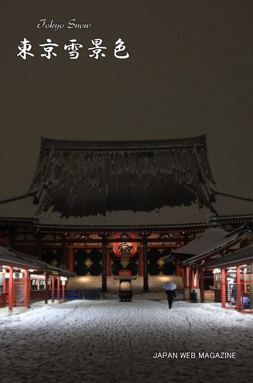 東京雪景色　雪の浅草寺境内