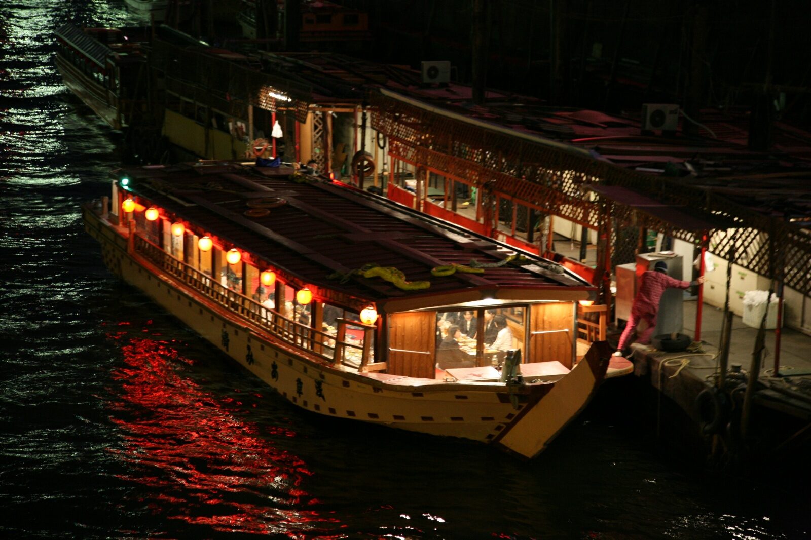 隅田川に浮かぶ屋形船