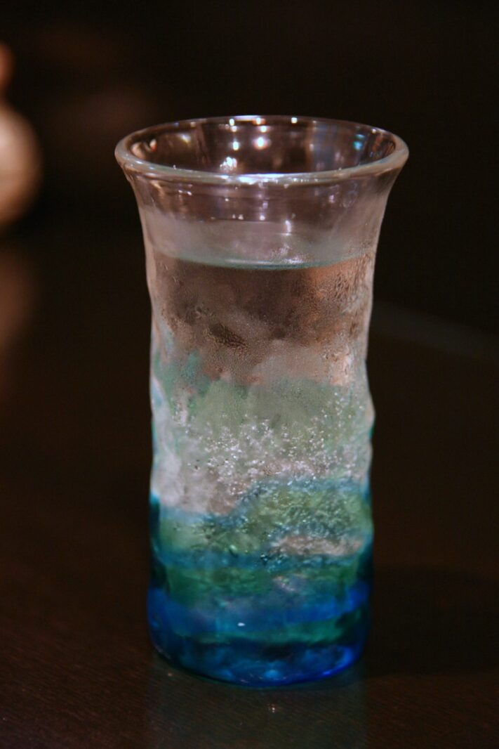 宝石のような琉球グラスに入った泡盛「暖流」。きりっとした透明な旨さを秘める。