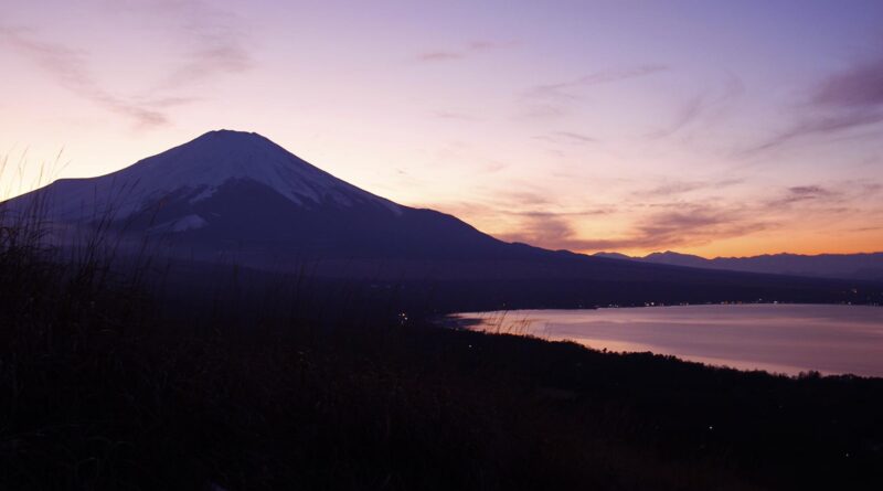 夕暮れの山中湖と富士山
