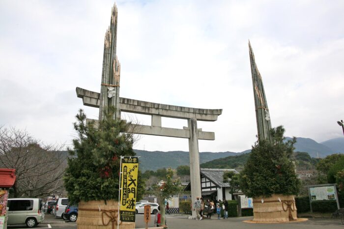 橘神社の鳥居と巨大門松　長崎の正月風景