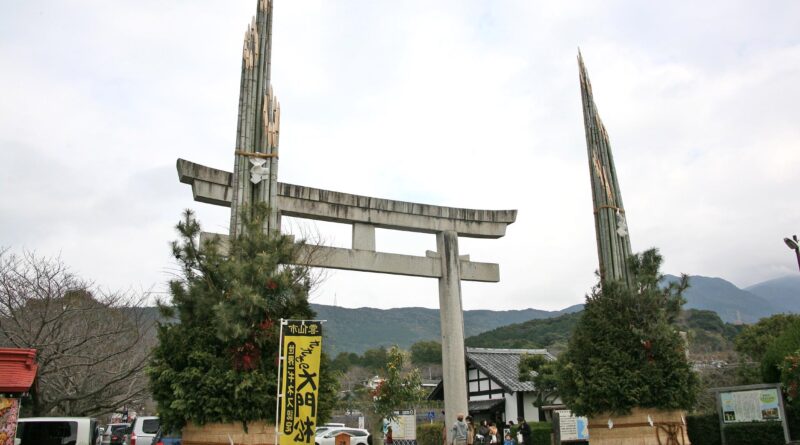 橘神社の鳥居と巨大門松　長崎の正月風景