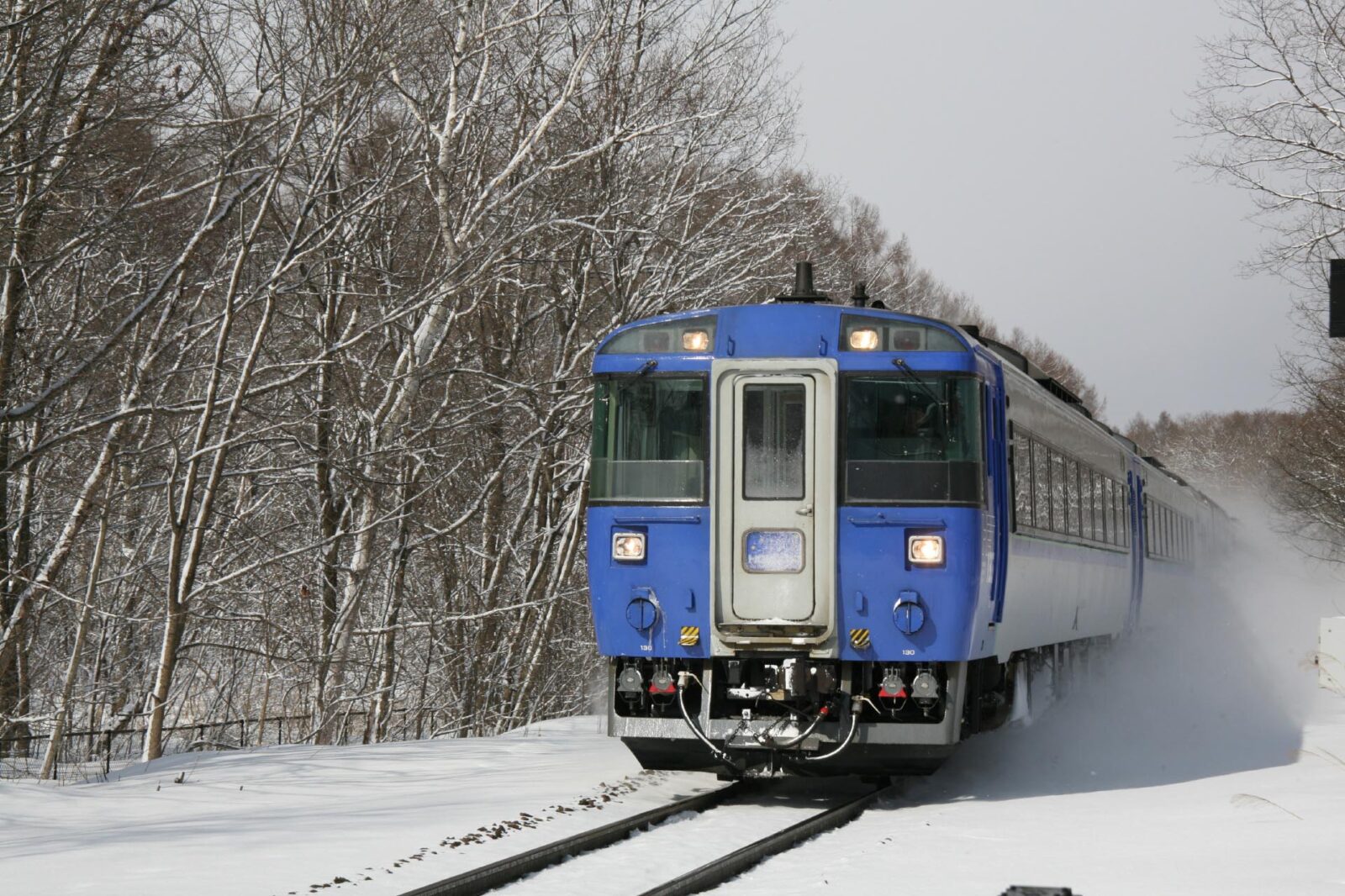 雪の中を進む函館本線　北海道