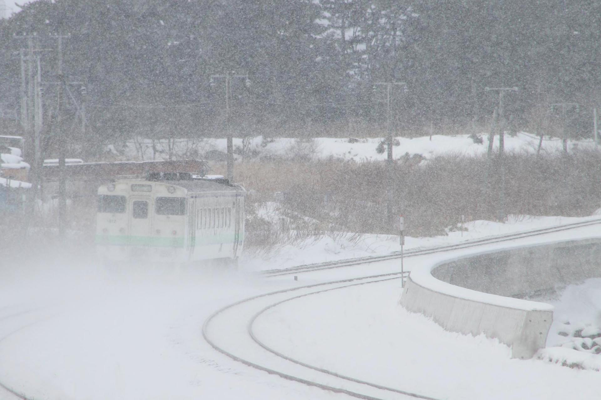雪の中を進む函館本線　北海道
