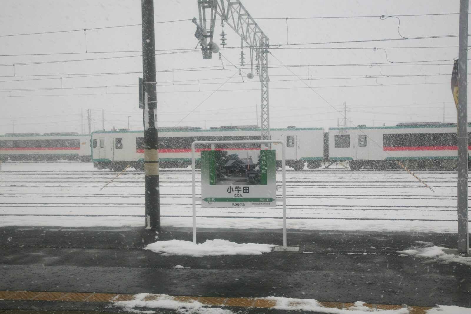 雪の日の東北本線「小牛田駅」　宮城
