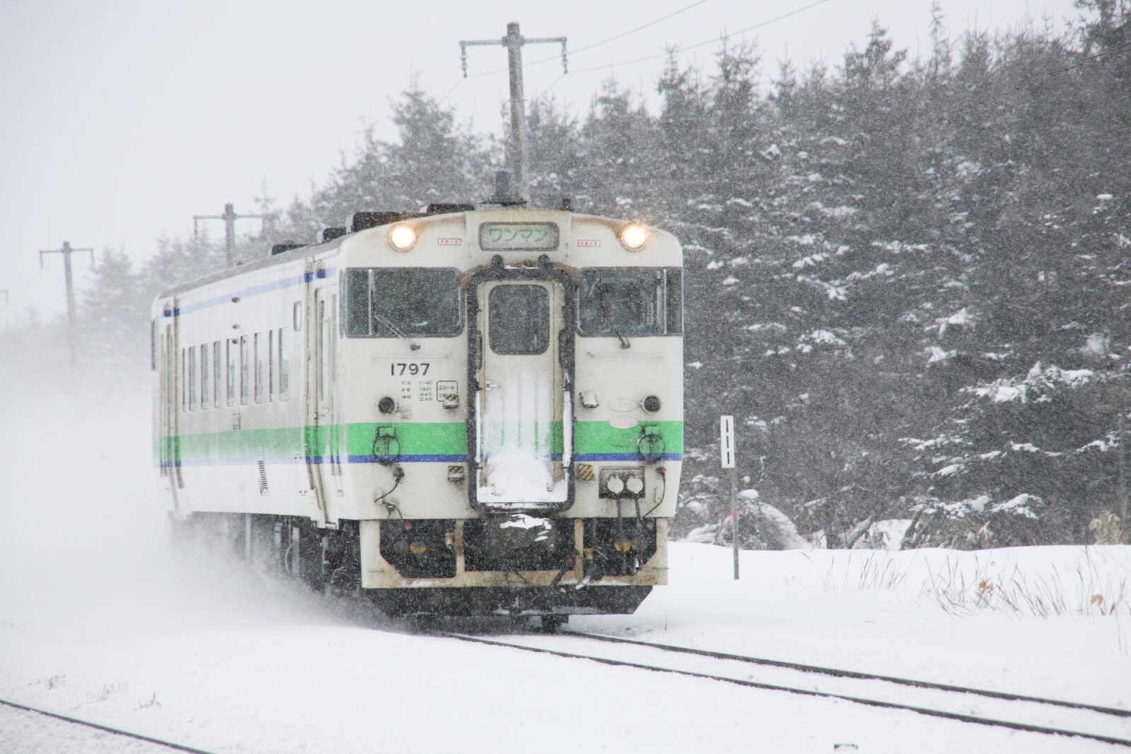 雪の中を行く室蘭本線　北海道
