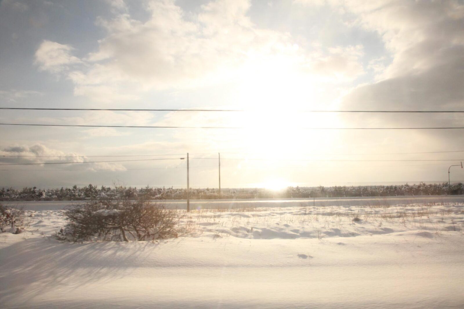 室蘭本線の車窓から見る冬の早朝の風景　北海道