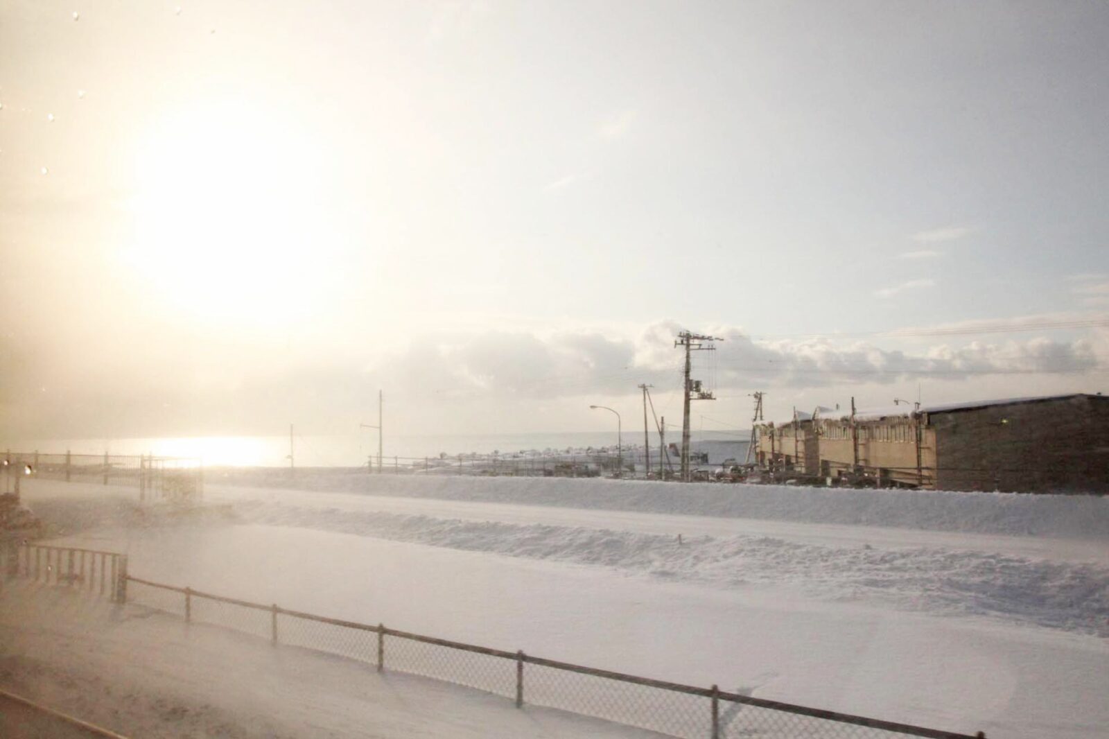 室蘭本線の車窓から見る冬の早朝の風景　北海道