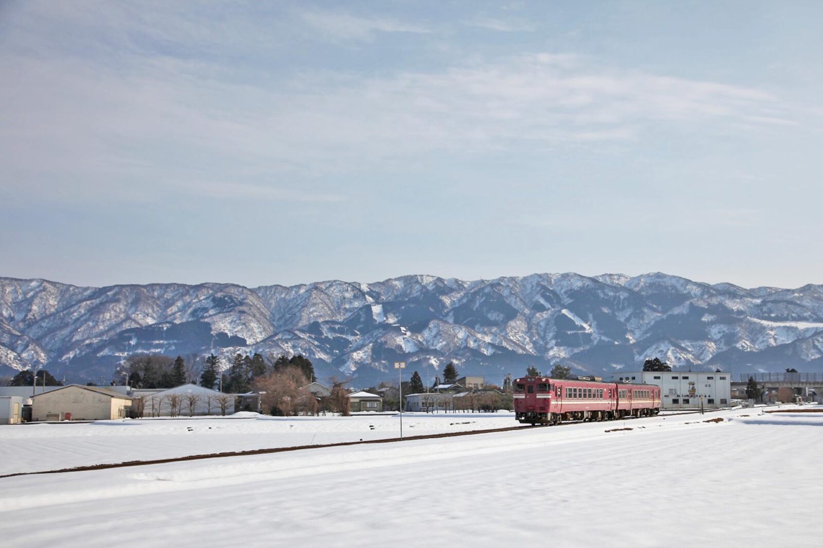 雪の中を進む城端線　富山県南砺市