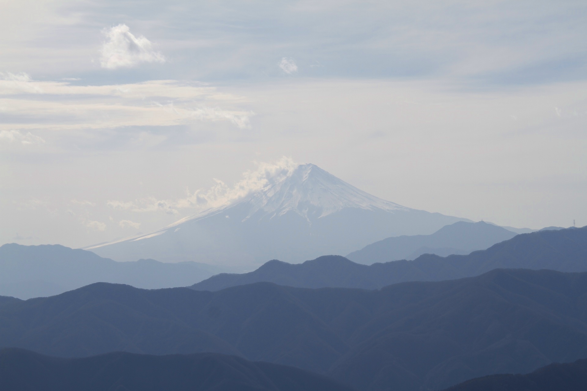 絶景の富士山を見に奥多摩に行こう！　富士山と奥多摩の山々　奥多摩から見る富士山