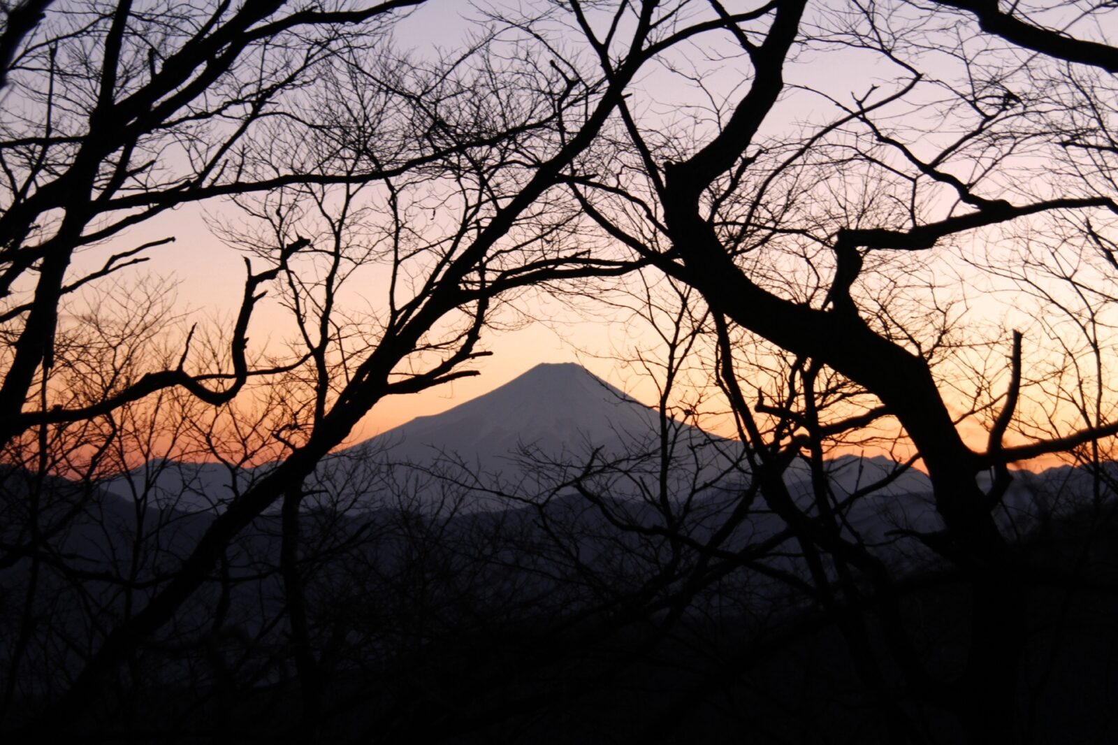 奥多摩から見る夕暮れの富士山