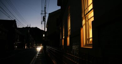 日暮れ時の街角　たそがれ時の町並みの美しい風景　日本各地の薄明りの風景