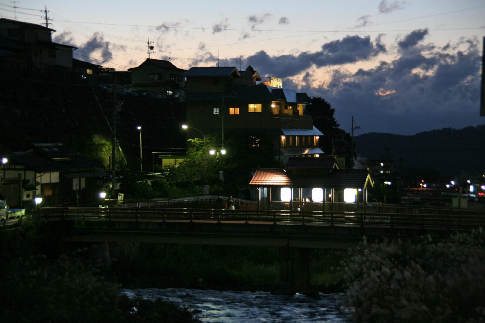 日暮れ時の美しい風景　渋温泉