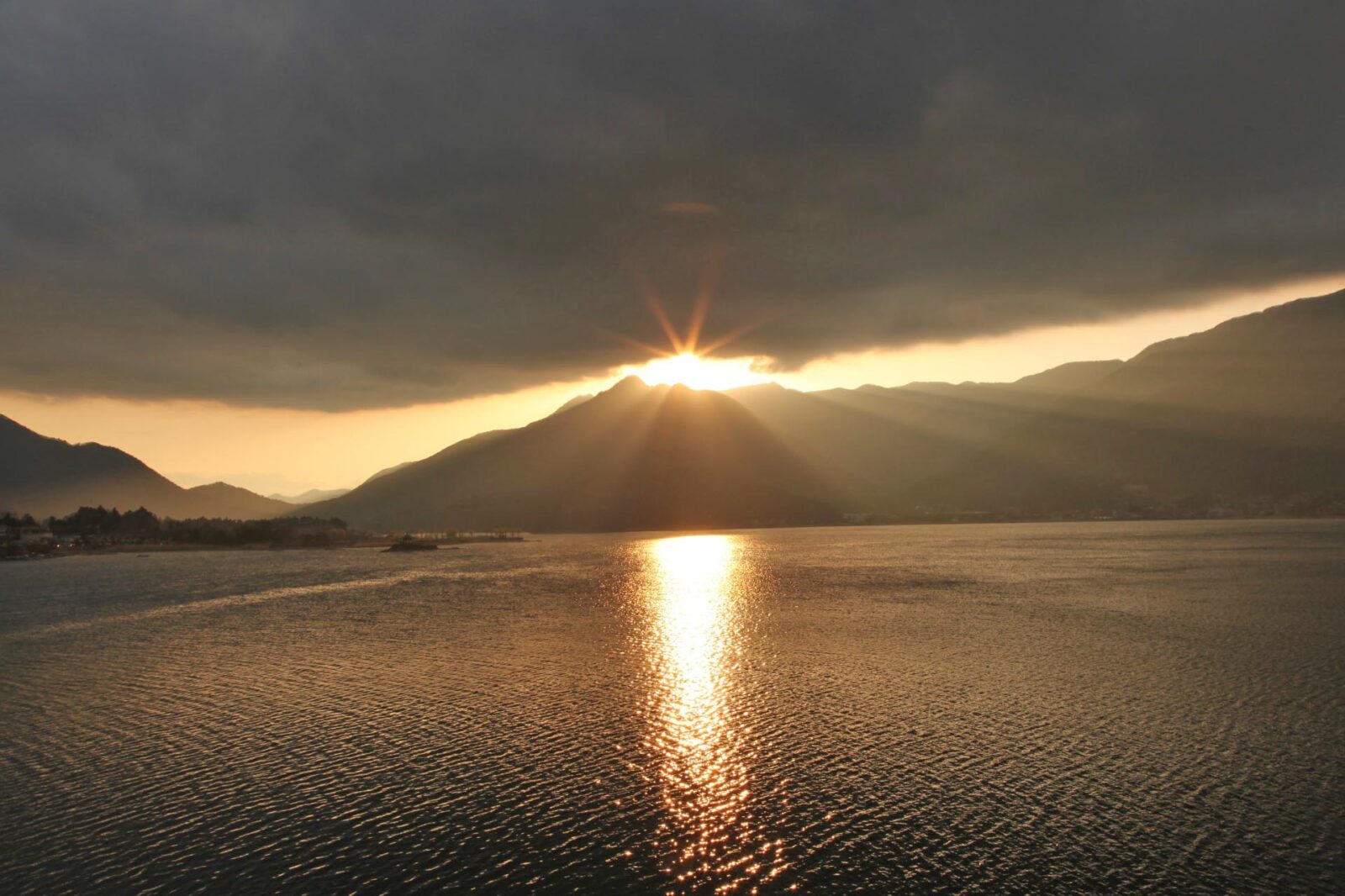 「倶多楽湖」 美しい日本の湖 北海道の湖 | JAPAN WEB MAGAZINE