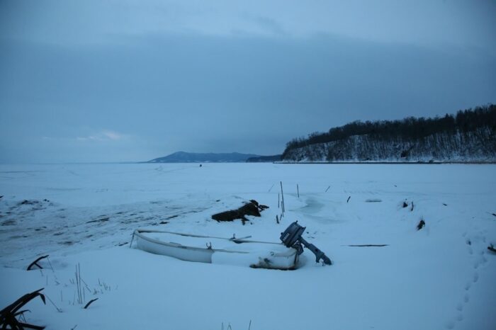 凍結したサロマ湖の冬の朝の風景　北海道
