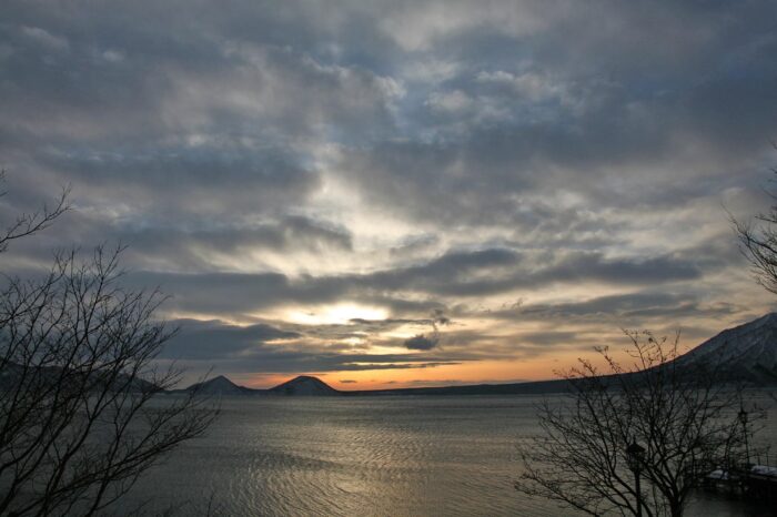 日本最北の不凍湖　支笏湖の冬の朝焼け　北海道