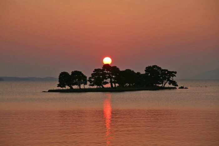 宍道湖の夕暮れ　夕陽の名所として知られる嫁ヶ島　島根