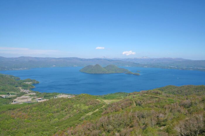 ポロモイ山山頂（標高約625メートル）から見る洞爺湖の絶景　北海道