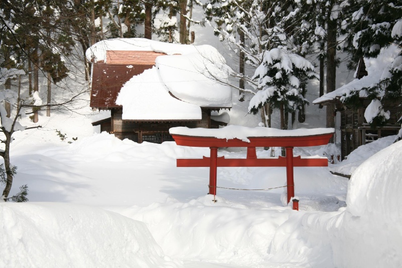 雪の中の神社　日本の雪景色