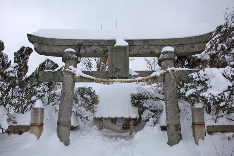 雪の中の神社　日本の雪景色