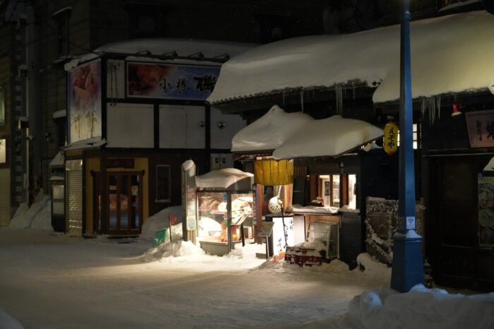 熱燗が飲みたくなるような美しい日本の雪の夜の風景