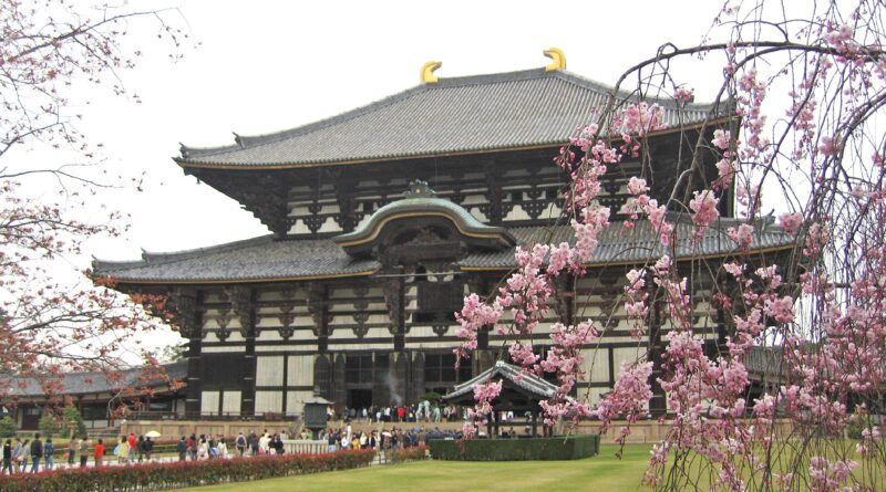 桜と東大寺　春の奈良の風景
