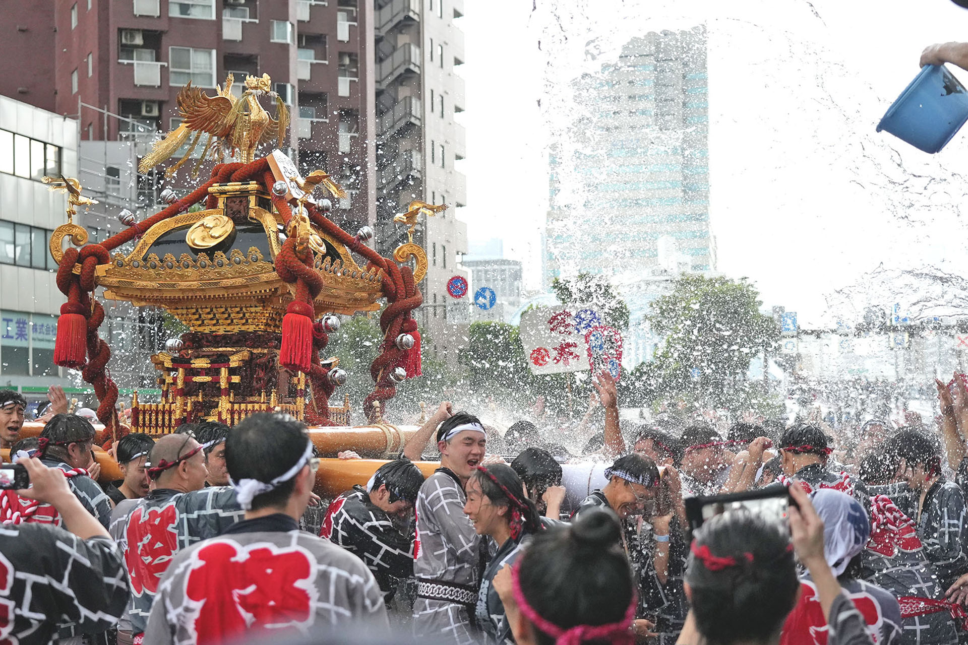 「深川八幡祭り」　水かけ祭りとして知られる東京・深川の夏祭りの風景