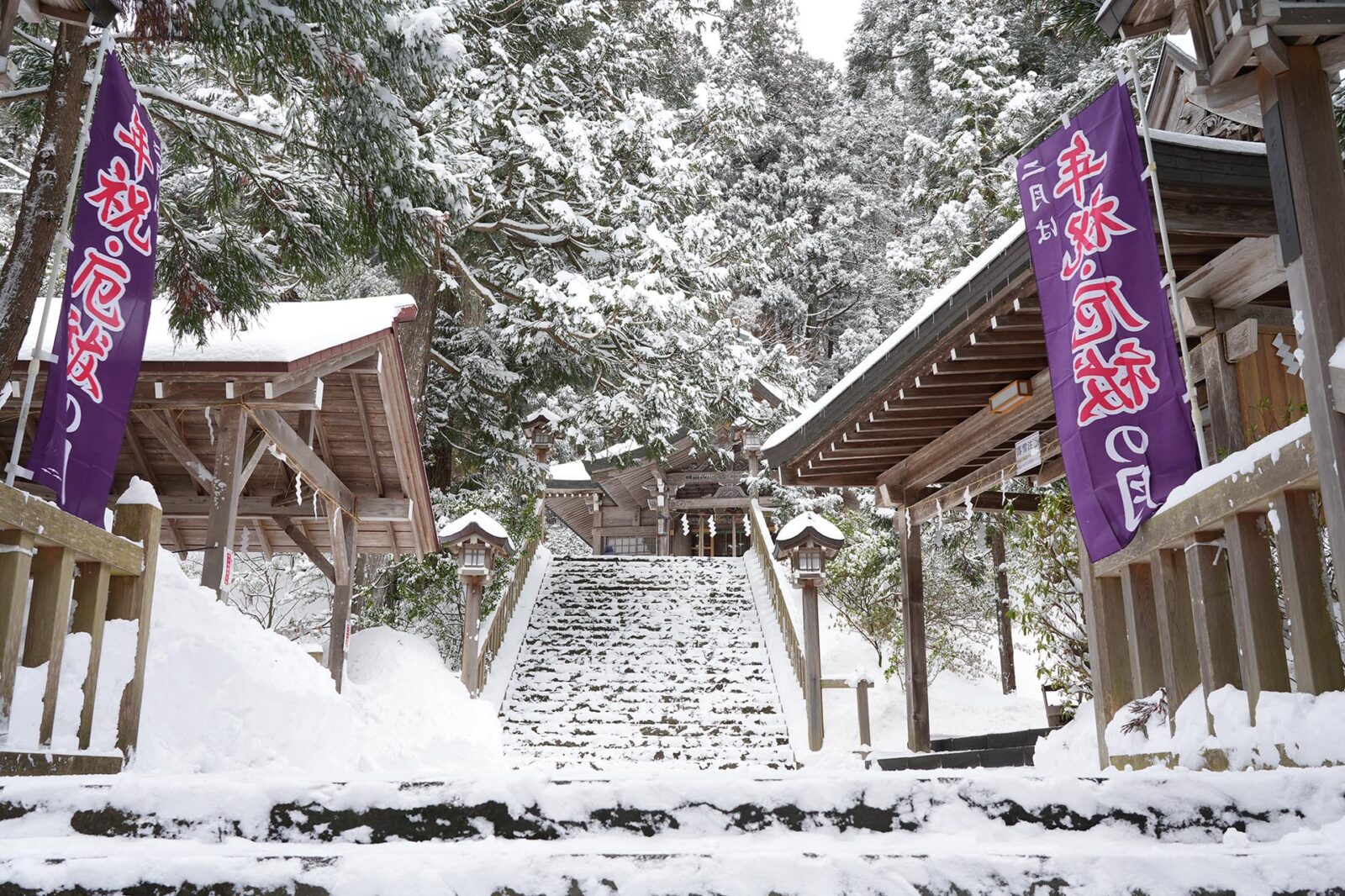 雪の真山神社　秋田の冬の風景