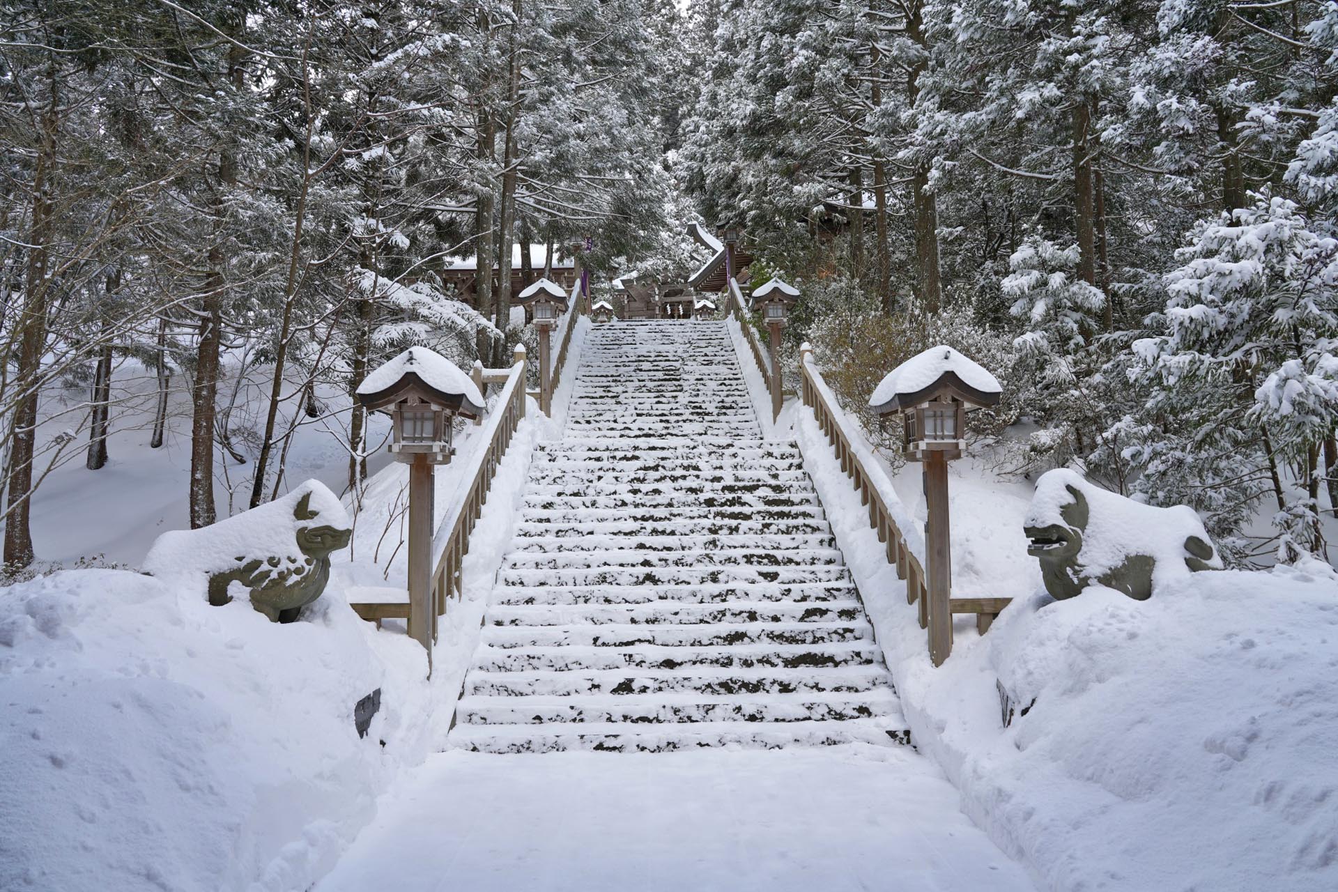 雪の真山神社　「ナマハゲ」ゆかりの男鹿半島の神社